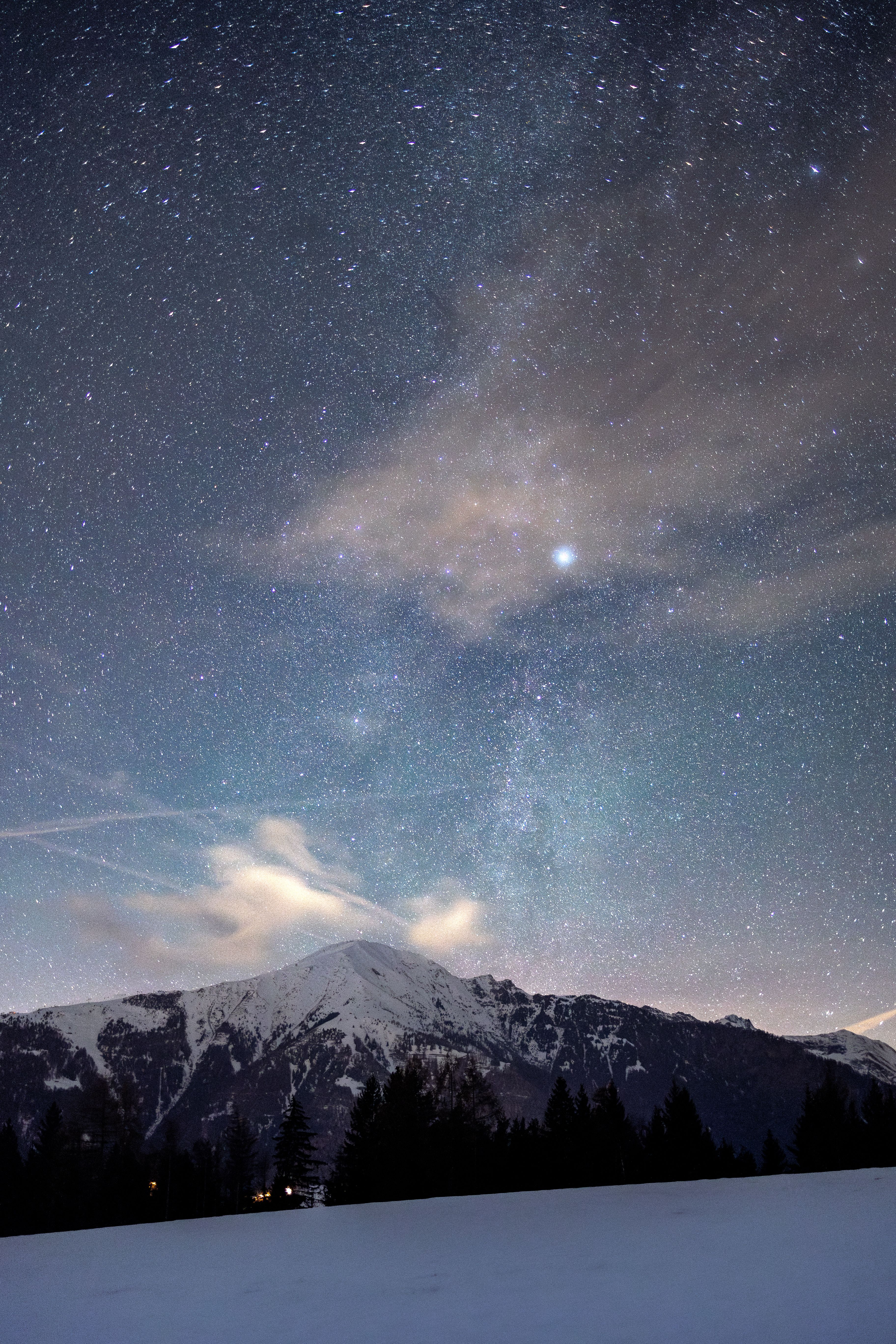 Céu Estrelado Sobre As Montanhas Nevadas De Trentino · Foto ...
