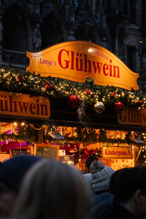 Gian hàng rượu vang glühwein lễ hội tại chợ Giáng sinh ở Munich