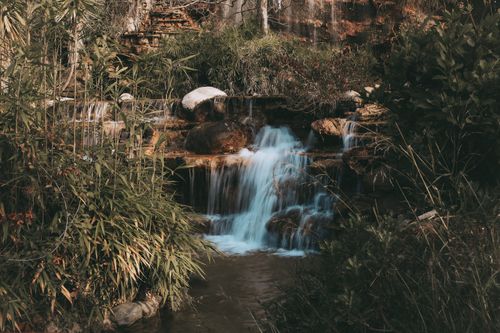 Free Peaceful waterfall surrounded by verdant foliage in Adana, Türkiye. Stock Photo