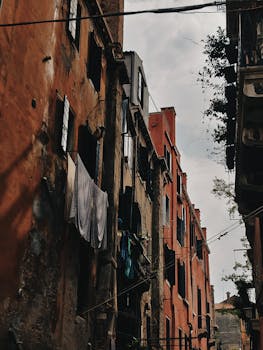 古老的城镇建筑景观外挂着洗衣房，捕捉着城市生活的魅力