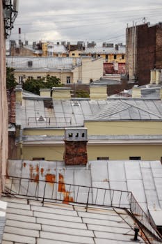 城市屋顶的风景，展现了白天各种金属屋顶和建筑细节