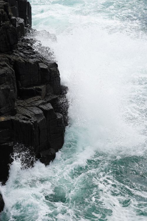 Free Powerful ocean waves crashing against the rugged cliffs of Kiama, NSW, Australia. Stock Photo