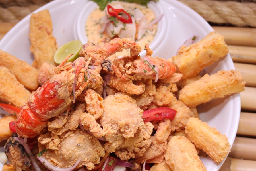 Combo familiar con mariscos crocantes, langostino y yuca frita para compartir