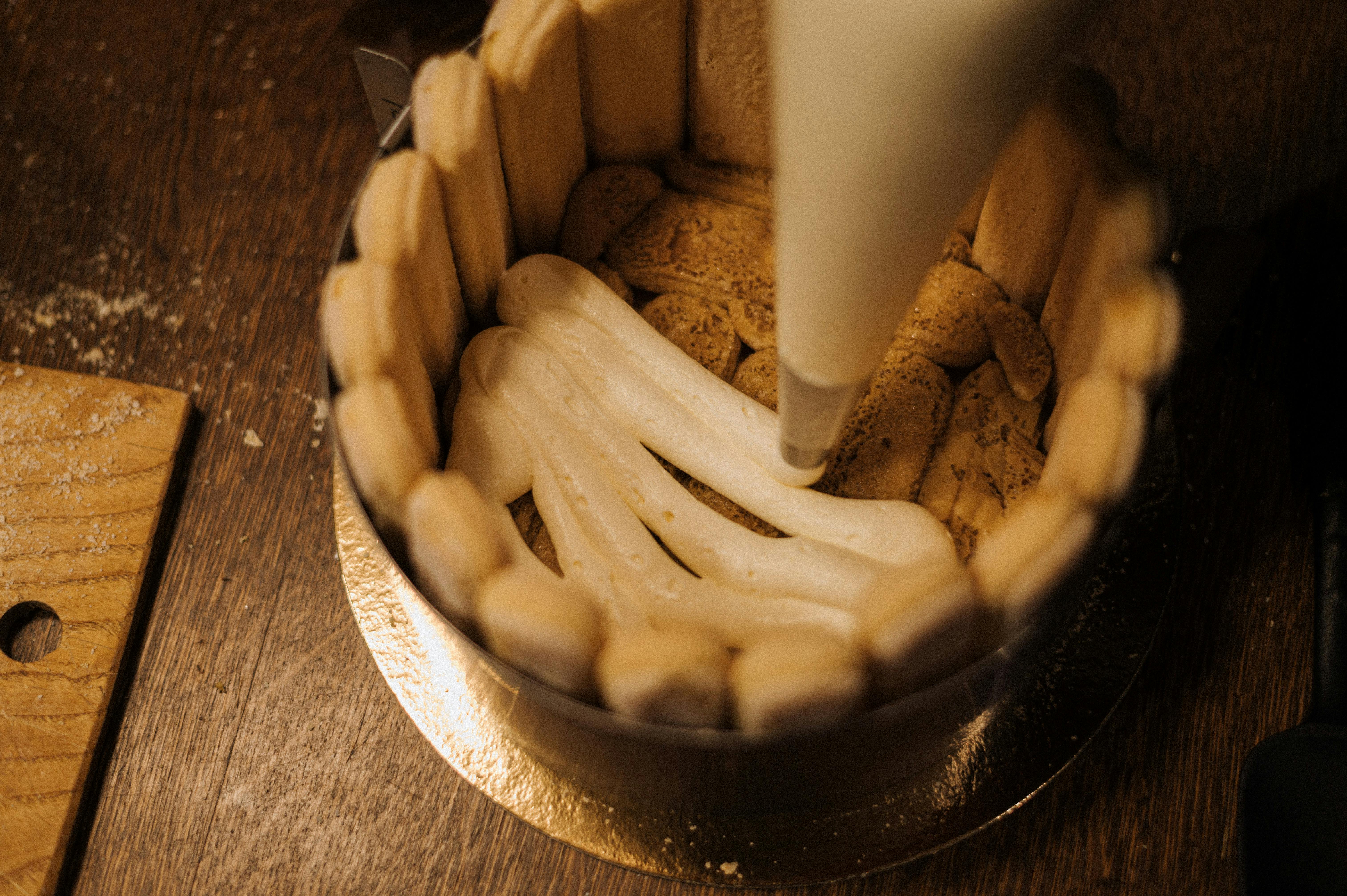 Zadarmo Detailný záber na krém nanášaný na sušienkový základ pre tortu, ideálny pre inšpiráciu na domáce pečenie. Fotka z fotobanky