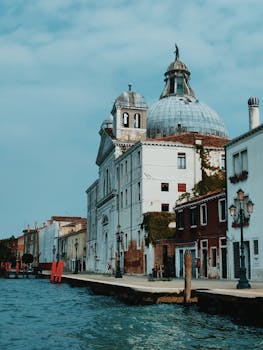 威尼斯运河的风景、历史建筑和标志性的圆顶教堂相映成趣