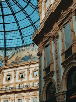 历史画廊华丽的天花板和精致的外墙，其建筑设计令人惊叹