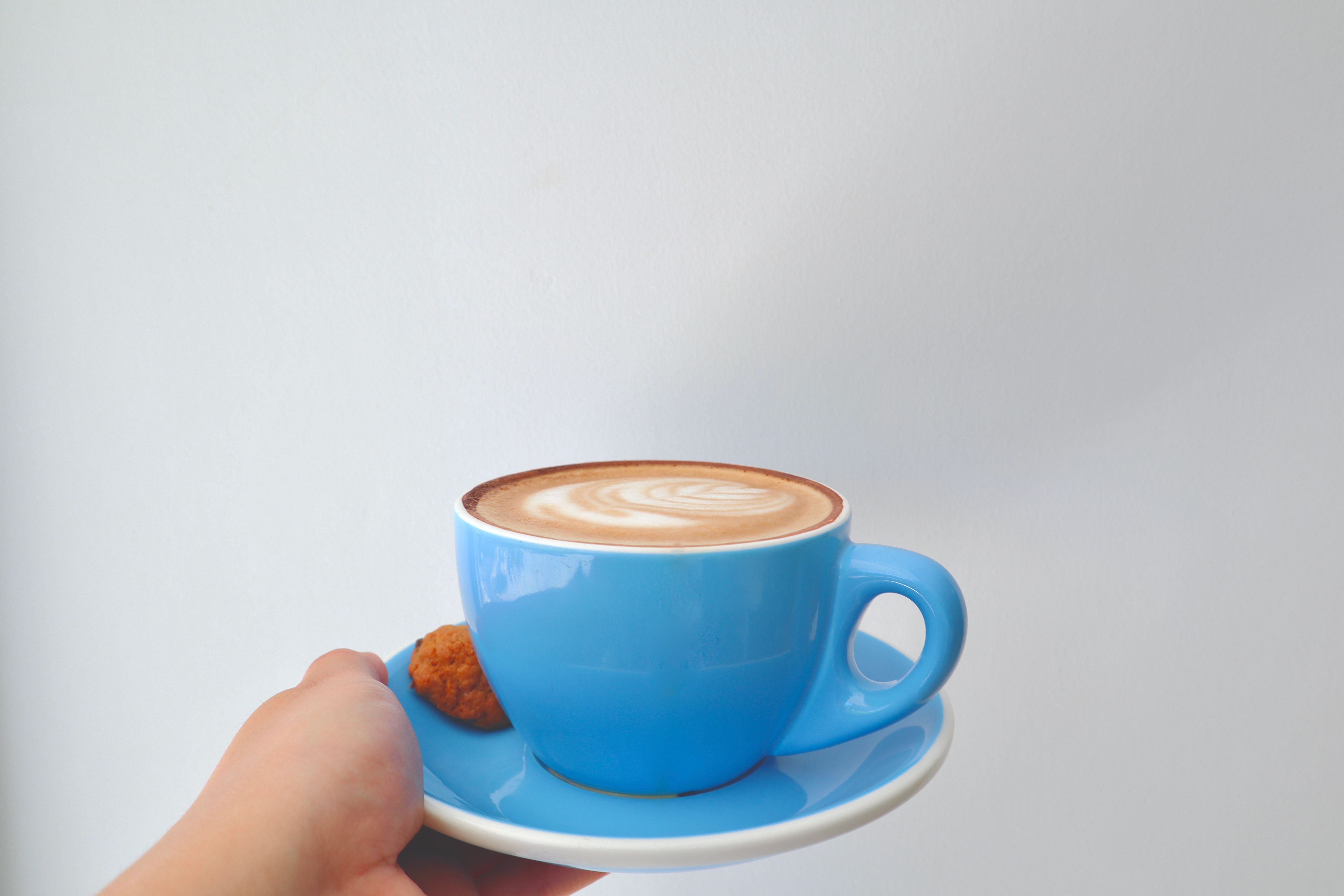 Taza De Café Azul Con Arte Latte Sobre Fondo Blanco · Foto de stock ...