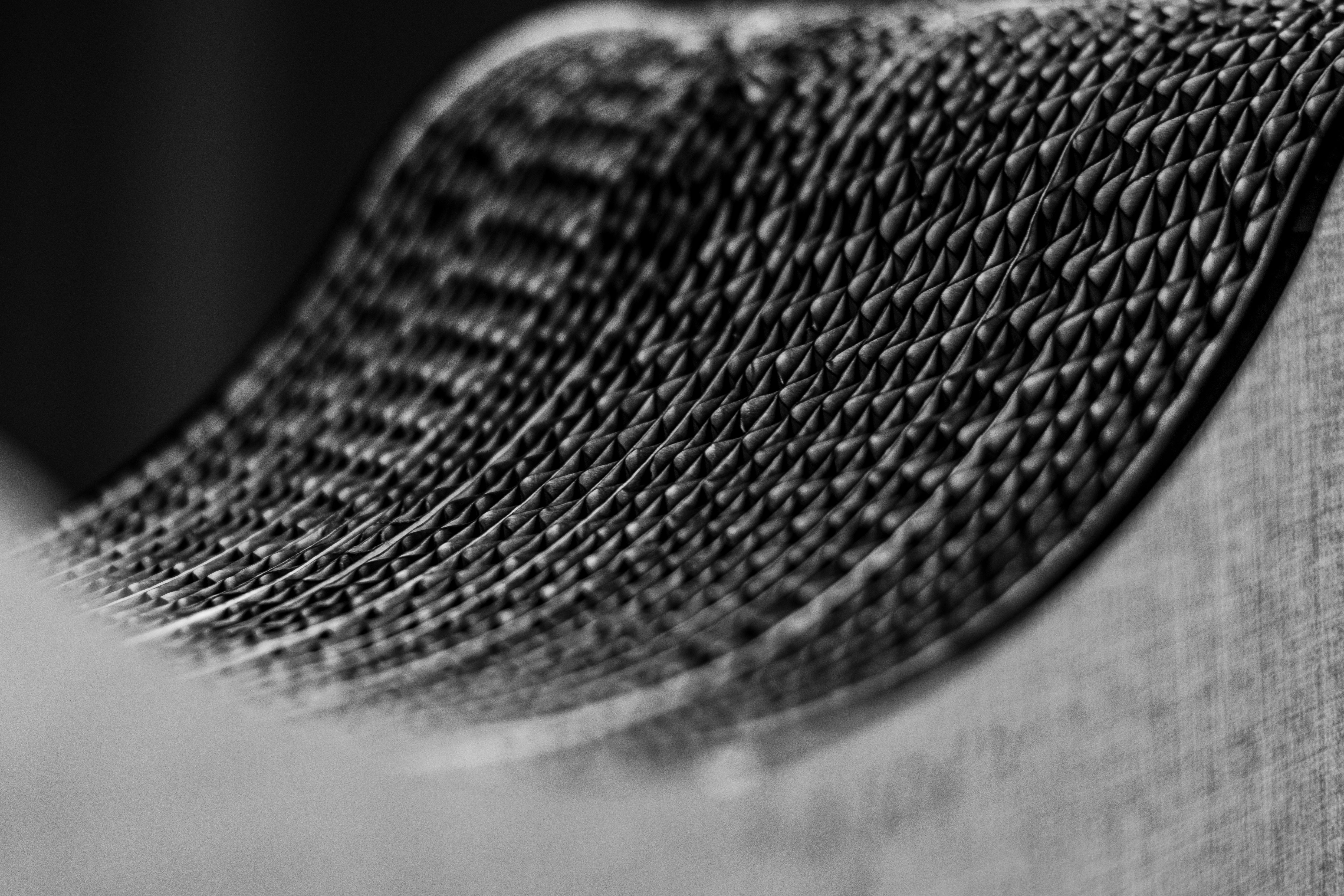 bezplatná Podmanivá černobílá abstraktní textura se zvlněným vzorovaným povrchem, ideální pro designová pozadí. Základová fotografie