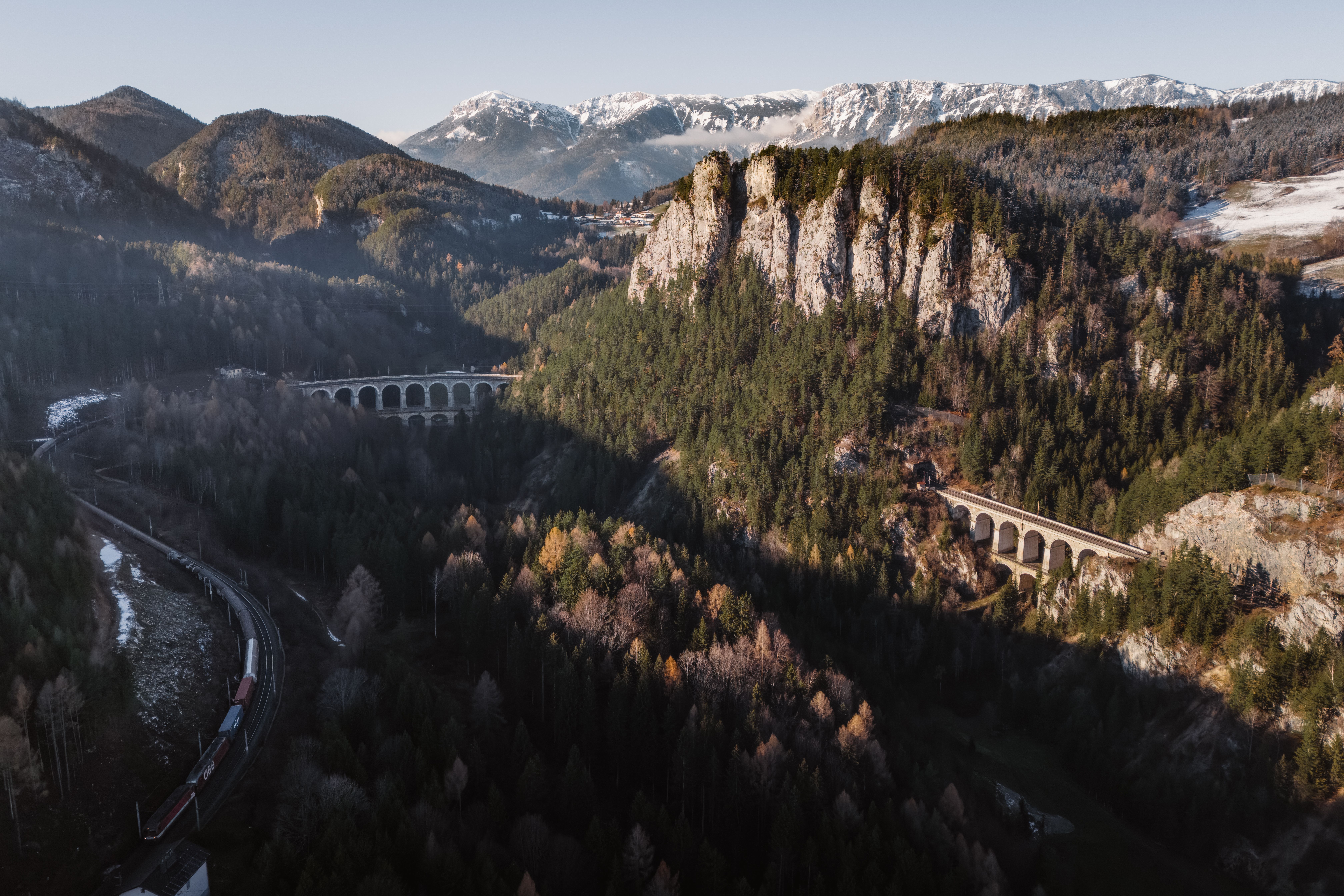 Vue Aérienne Impressionnante Du Viaduc Ferroviaire De Semmering · Photo ...