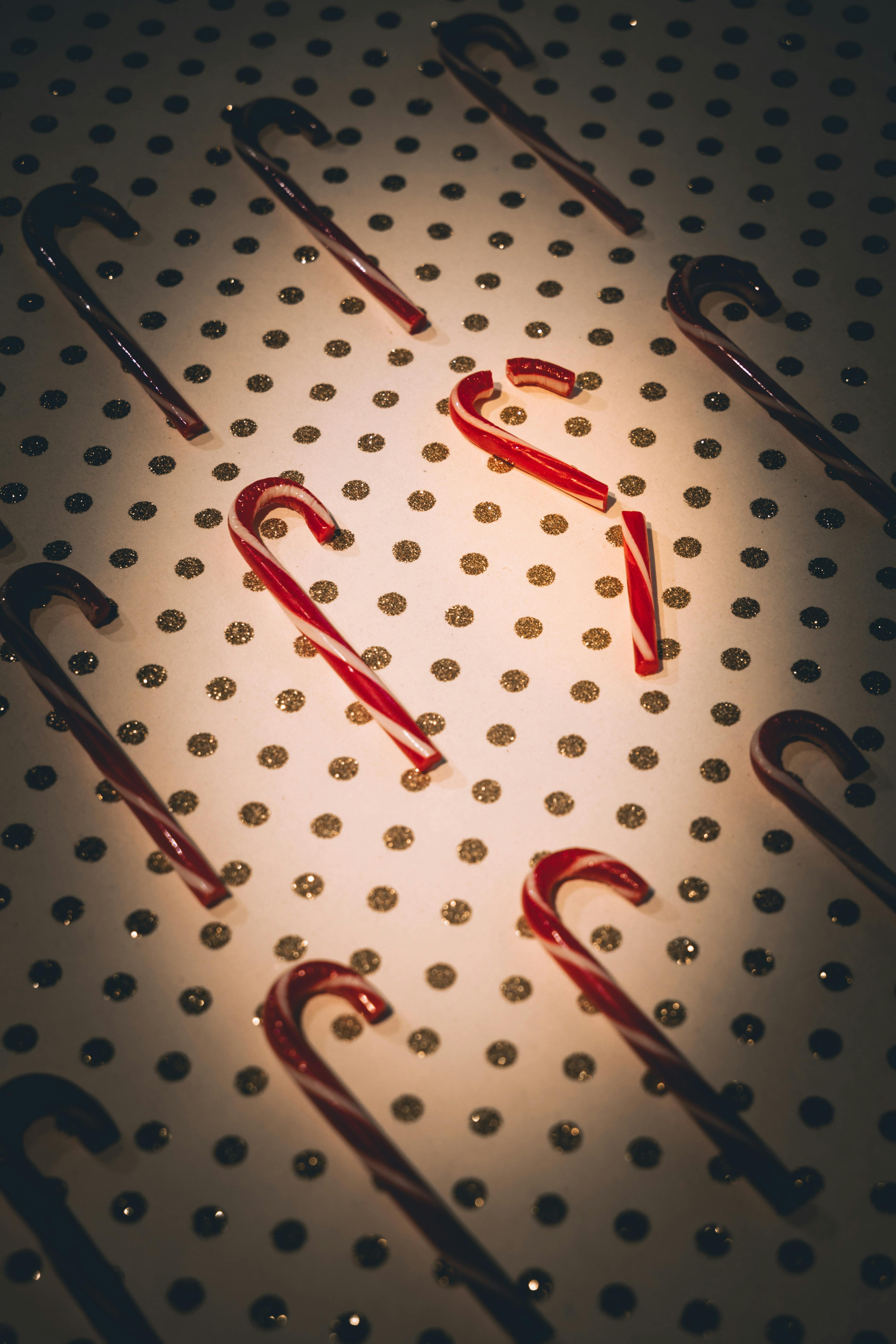 Gratis Bastones de caramelo dispuestos artísticamente sobre una superficie perforada en la Ciudad de México, perfectos para la decoración festiva. Foto de stock