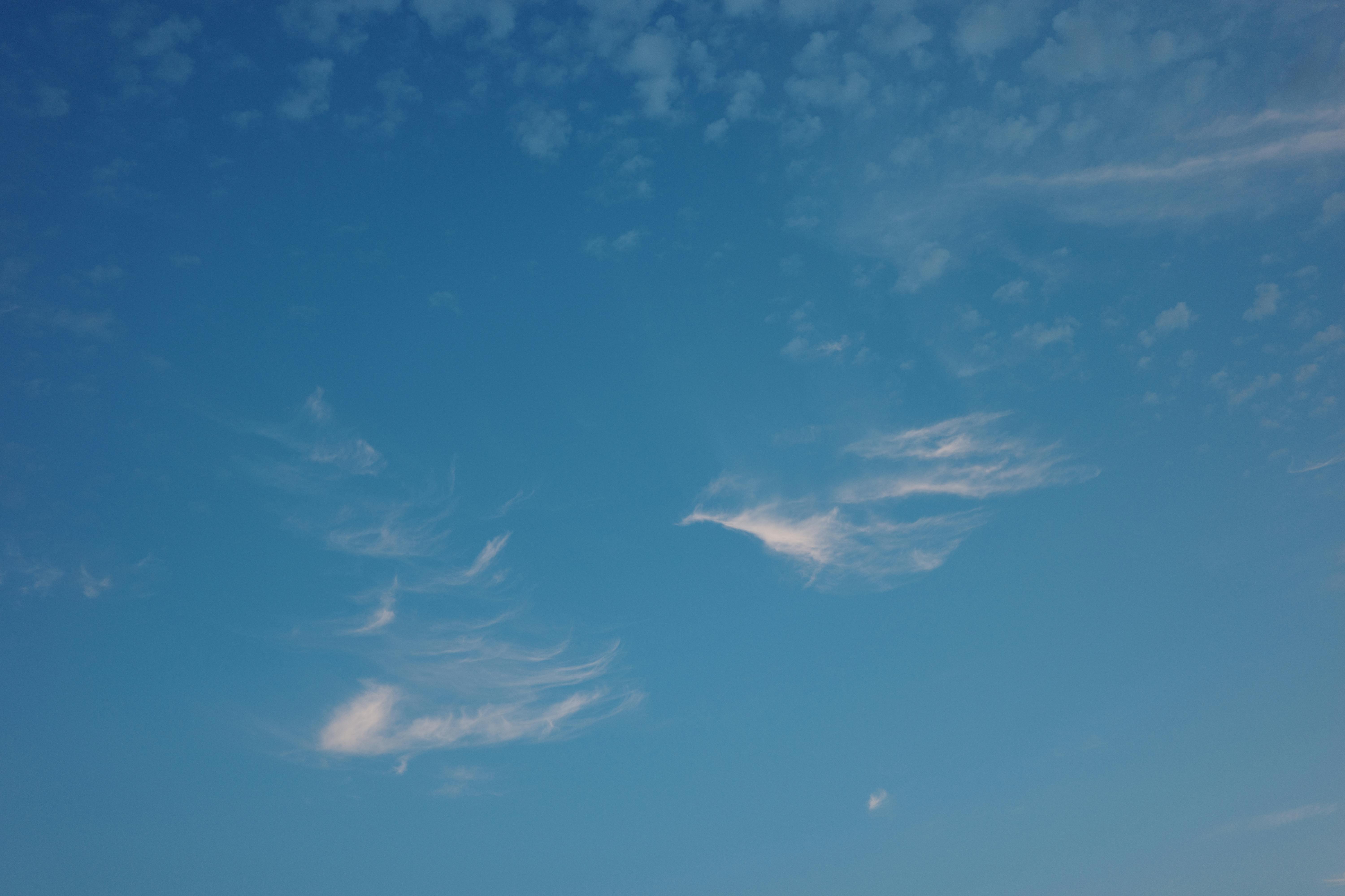 Gratuit Un cer albastru liniștit, cu nori delicati și firave care plutesc în aerul de vară. Fotografie de stoc