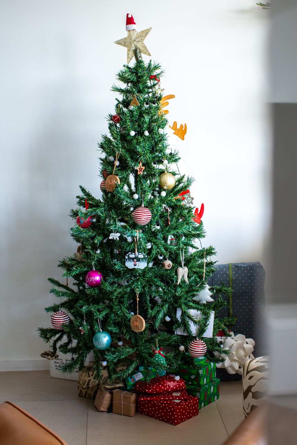 Festive Christmas Tree with Ornaments and Gifts · Free Stock Photo