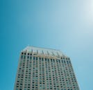 现代摩天大楼在明亮蓝天下的低角度视图