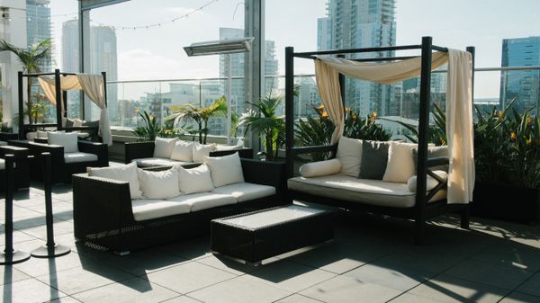 Lounge moderno con sillones para eventos