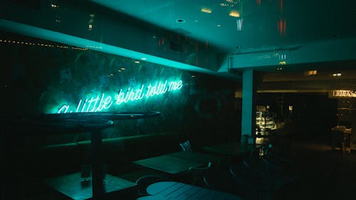 무료 네온 불빛 인사이드 펍 스톡 사진