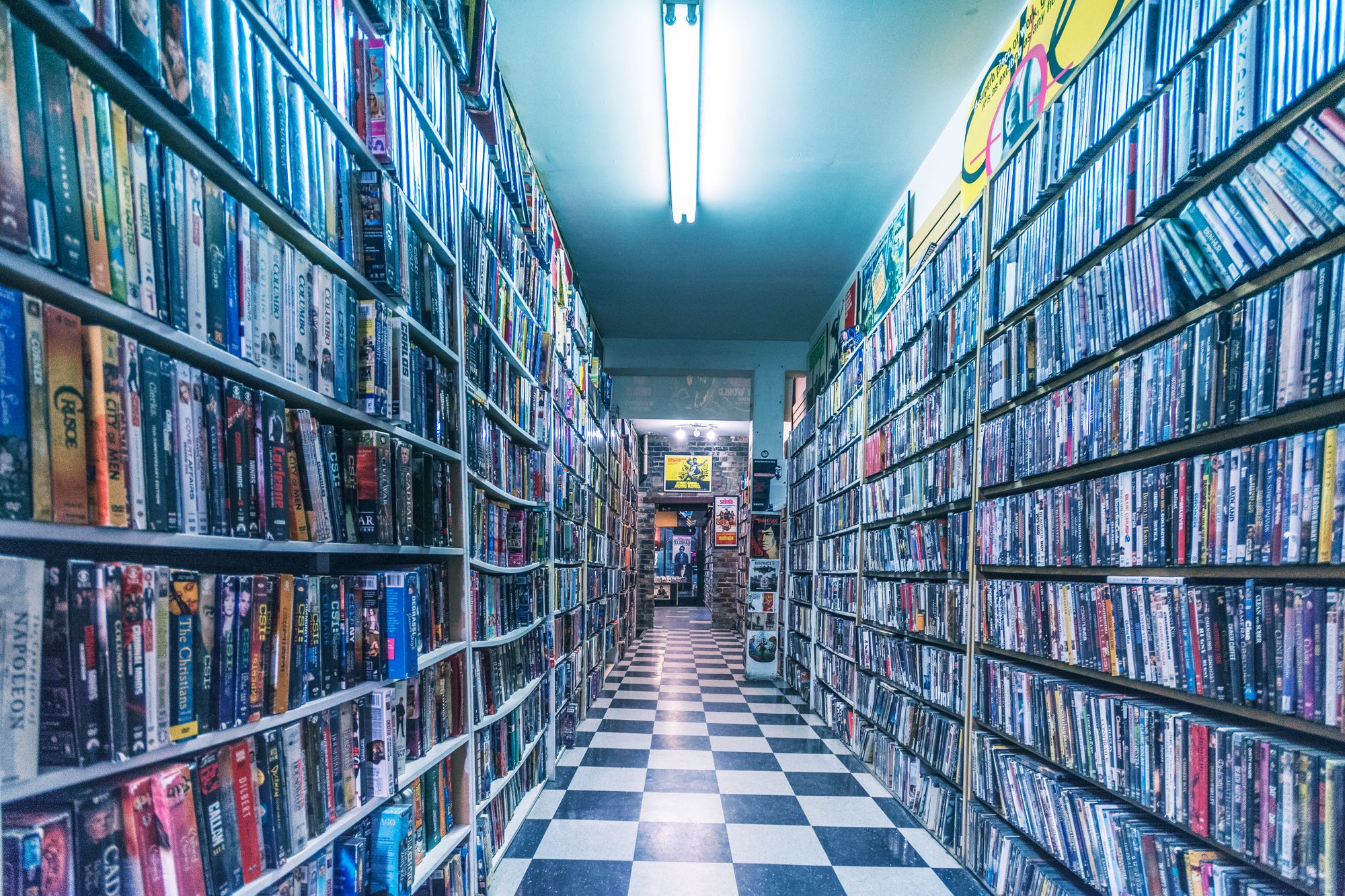 Estantes metálicos llenos de cintas de video y cajas de archivo audiovisual
