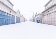 冬季，住宅车库布满雪巷两旁，营造出宁静而寒冷的氛围