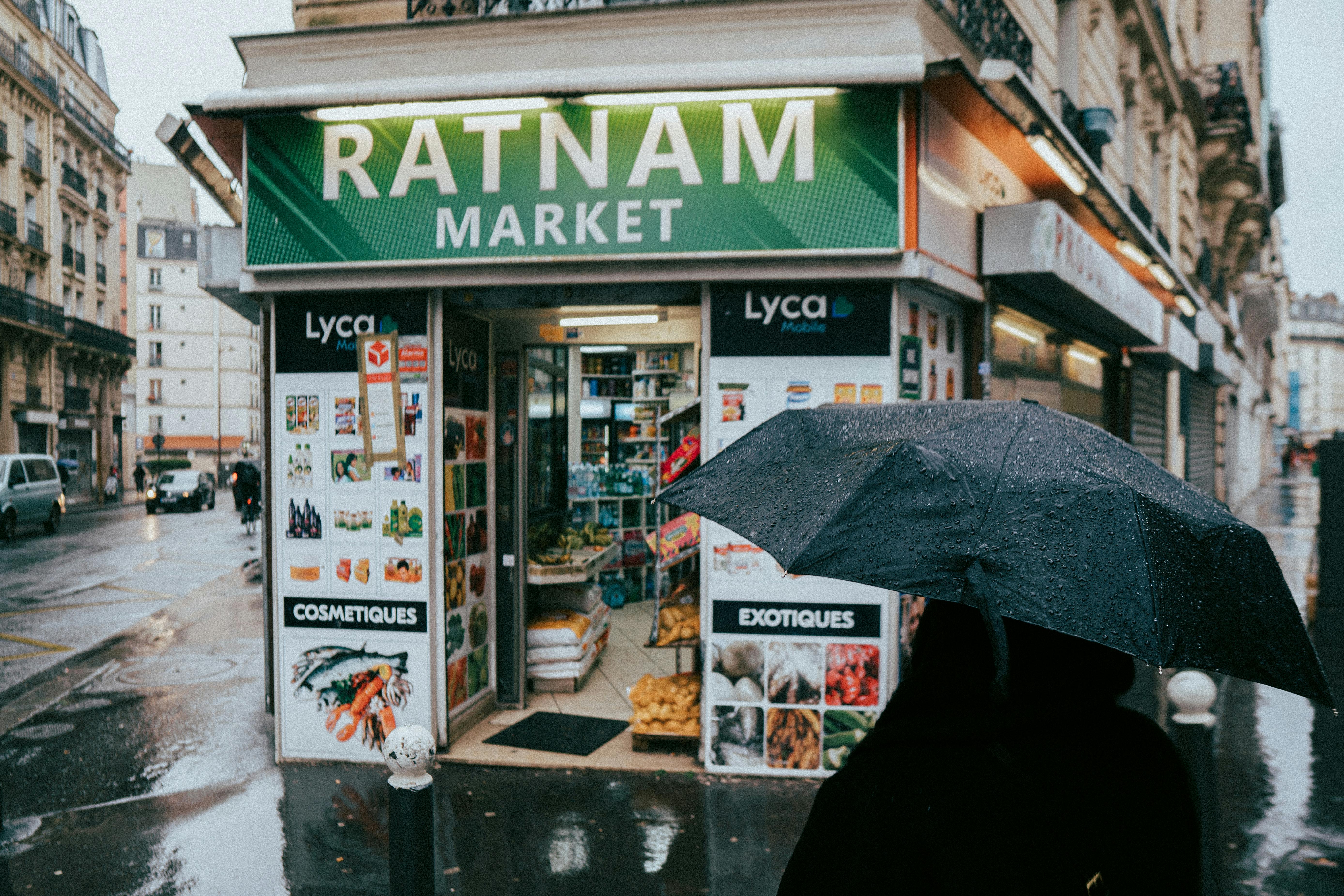 Fransa iş piyasasına hazırlanan, modern bir ofis ortamında eğitim alan ve kariyer planlaması yapan profesyoneller.