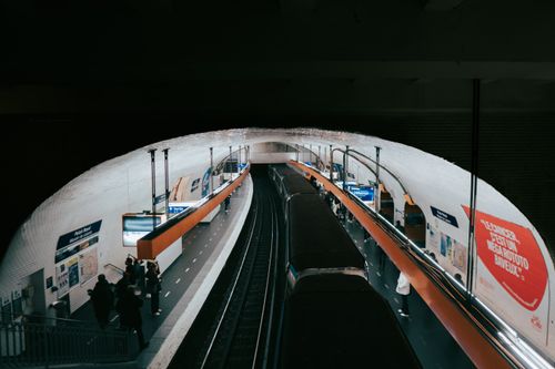 Pasageri așteptând metroul la o stație din Paris