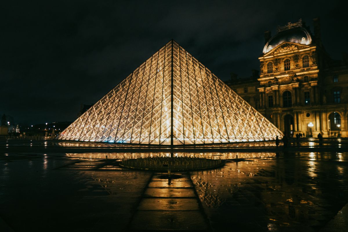 Piramida Luvrului iluminată noaptea, la Paris