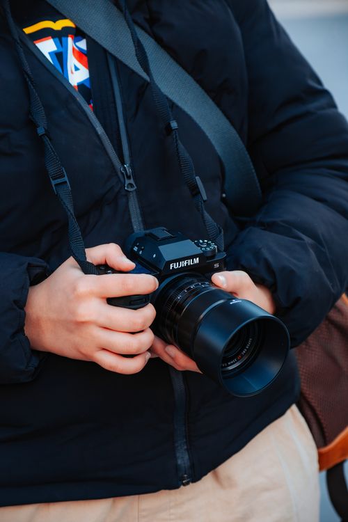 Free Close-up of a person holding a Fujifilm camera outdoors in Konya, Türkiye Stock Photo