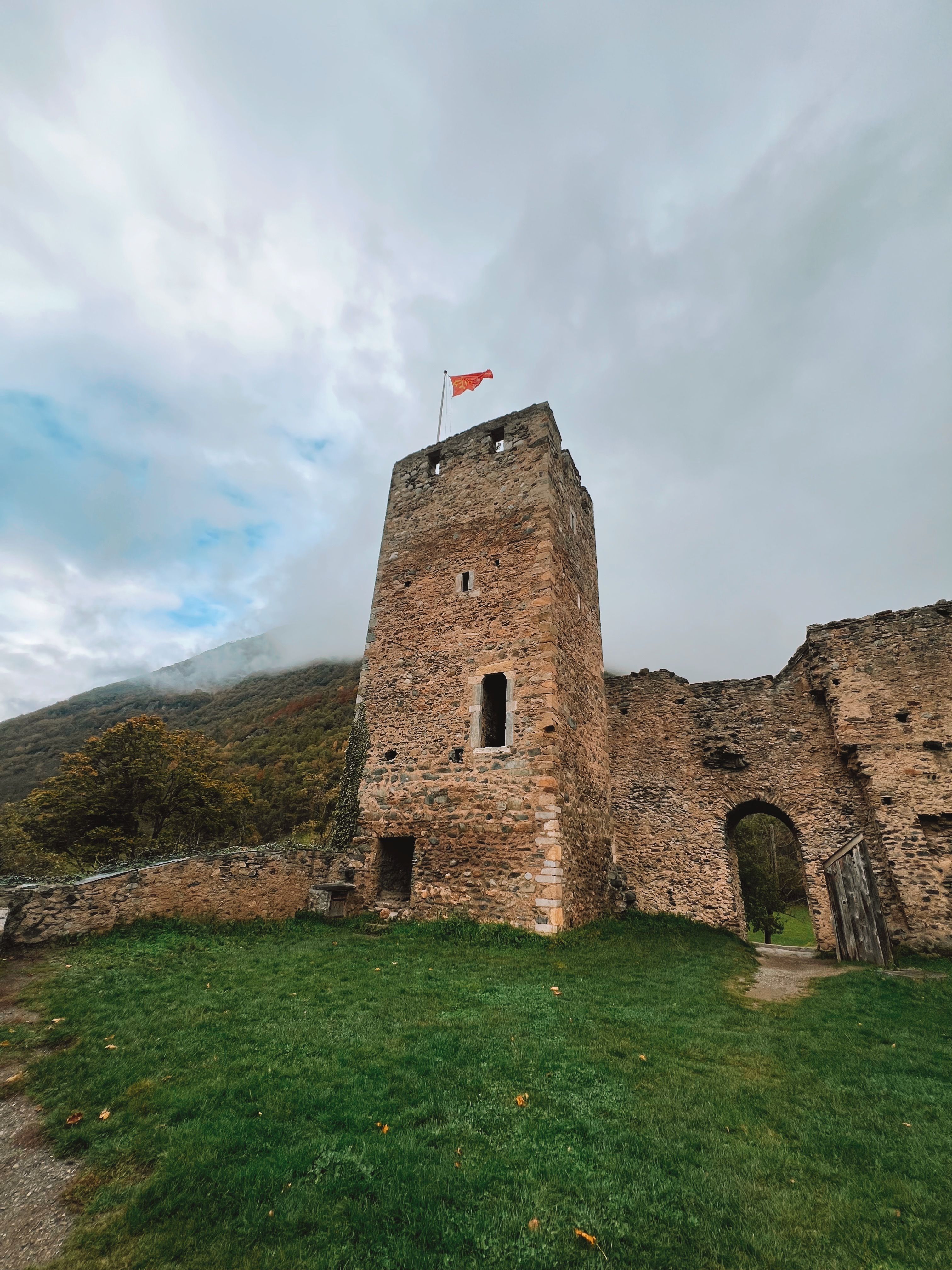 Ancienne Tour En Ruine En Pierre Avec Drapeau Dans Une Vue Panoramique ...