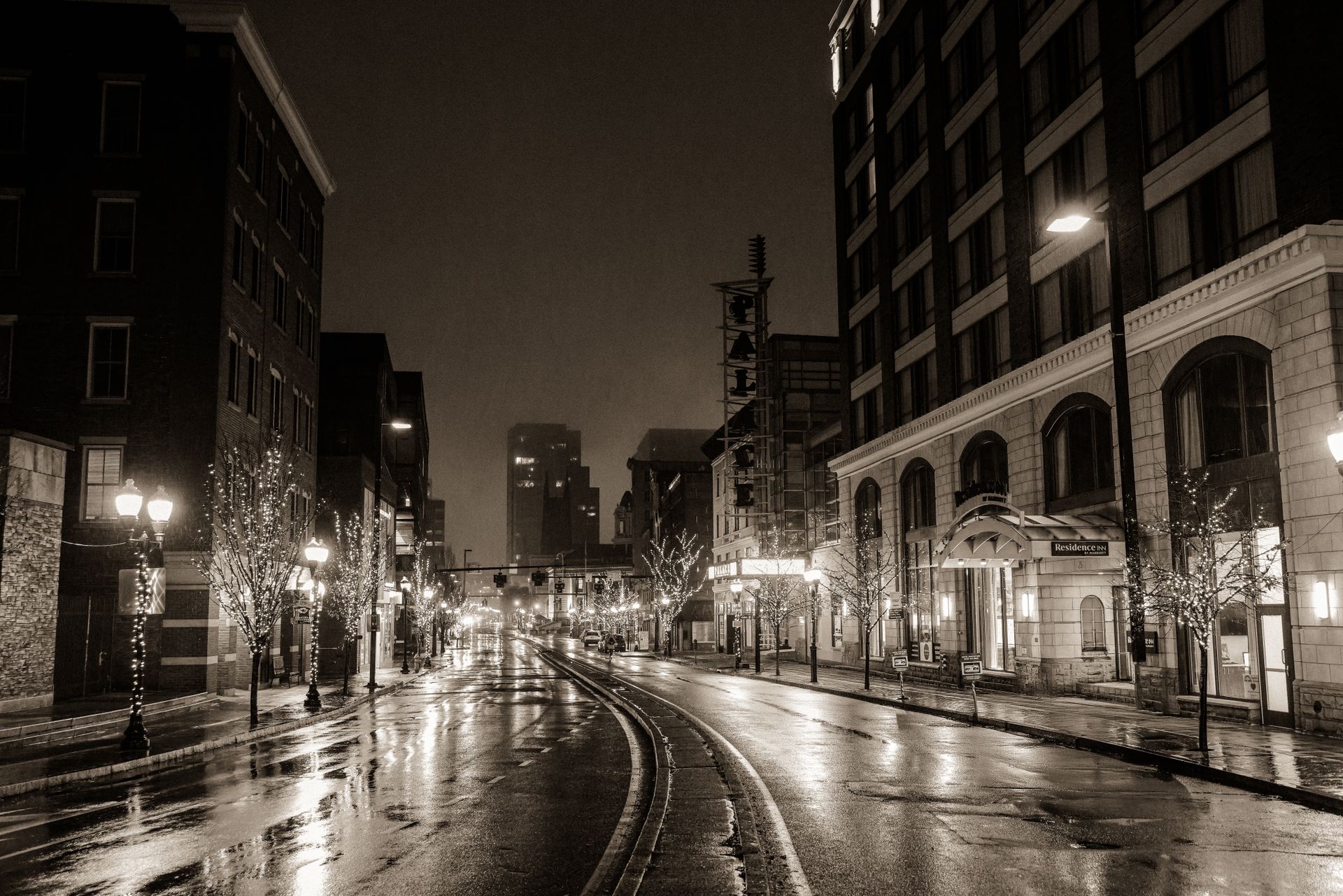 Calle vacía y mojada por la lluvia al atardecer