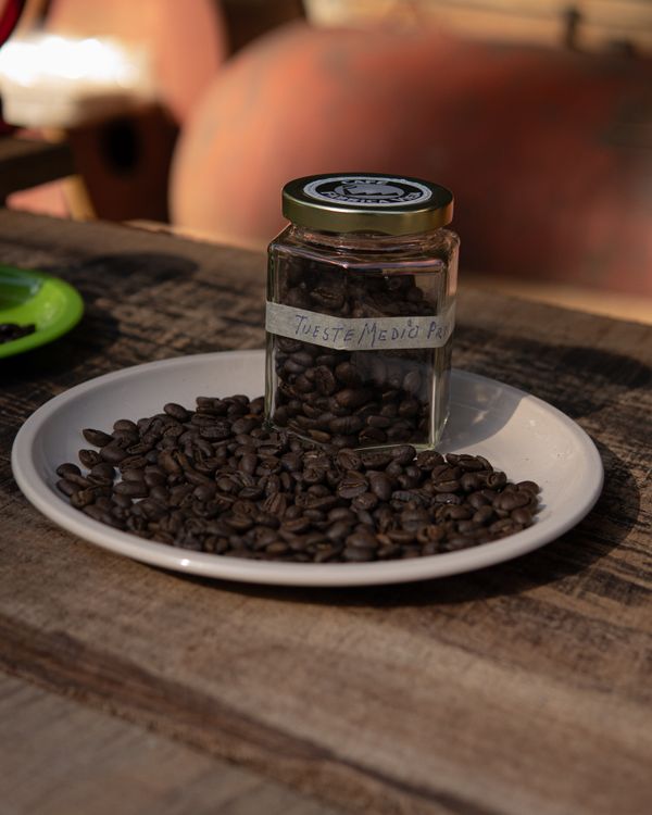 Granos De Caf Mexicano En Un Frasco Sobre Una Mesa R stica Foto De Granos De Caf Mexicano En Un Frasco Sobre Una Mesa R stica Foto De