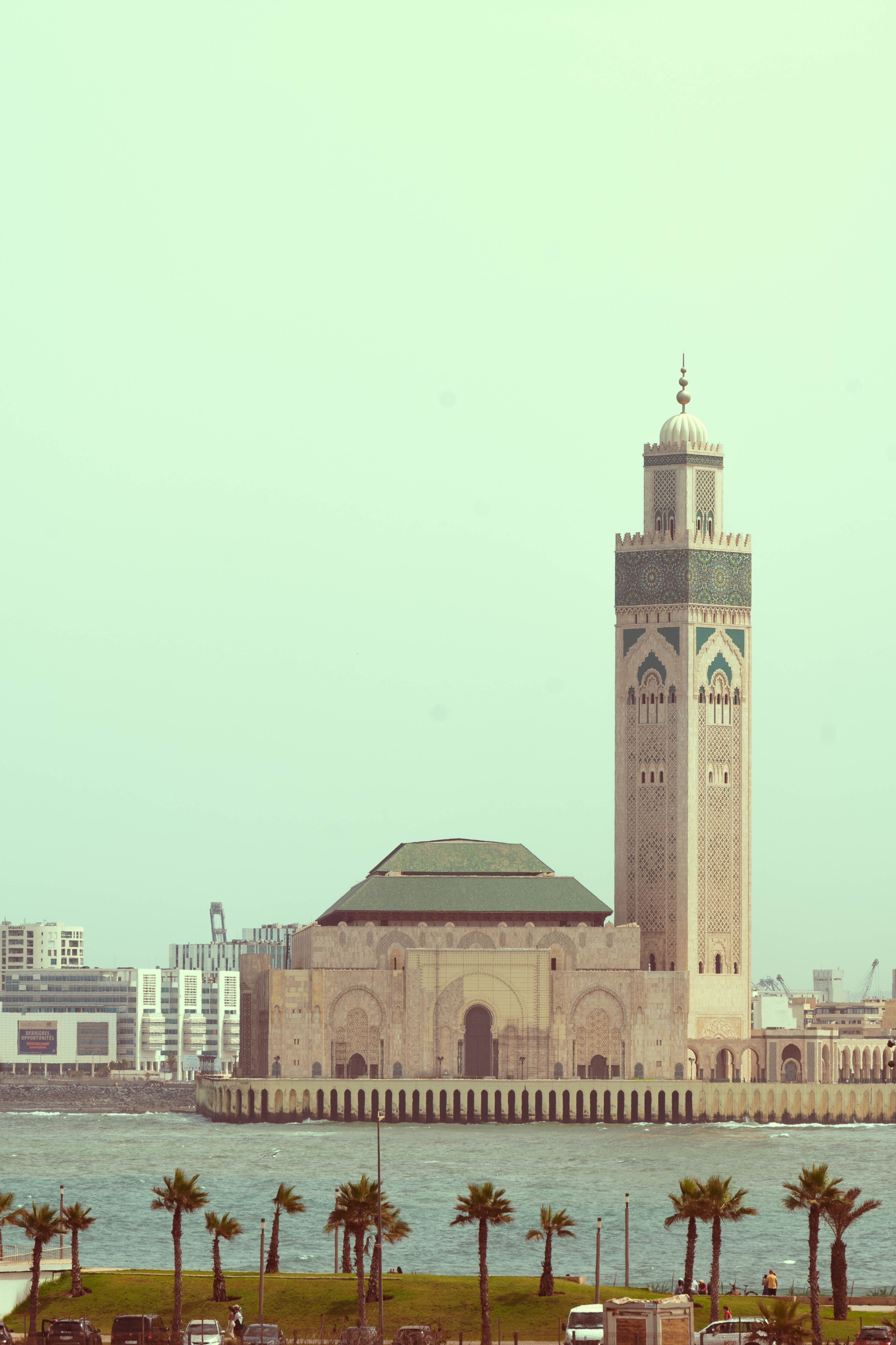 Masjid Hassan Ii Di Casablanca Pada Siang Hari · Foto