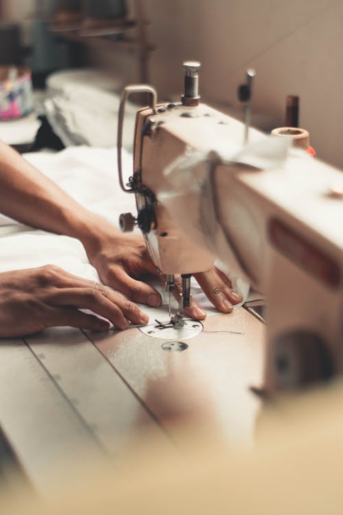 Persona Sosteniendo La Máquina De Coser