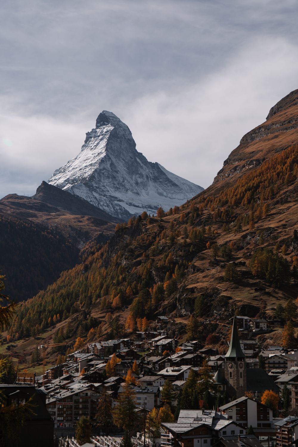 Matterhorn toamna, cu zada aurie în prim-plan