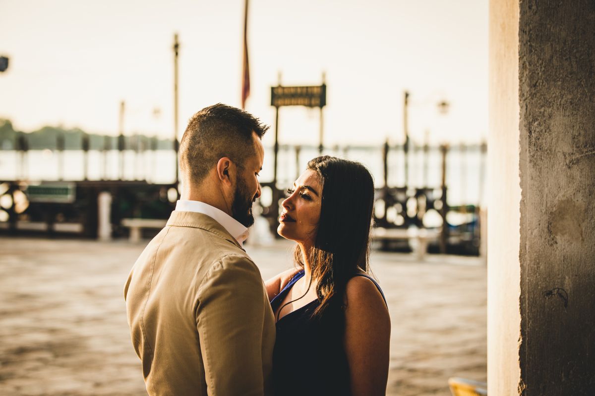 Pareja en un muelle de Venecia al atardecer - viaje de aniversario a Italia