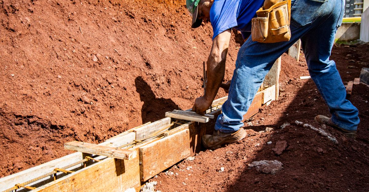 Trabalhador da construção executando fundação de obra ao ar livre no Brasil