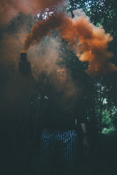 一名男子在森林中用烟雾弹营造出戏剧效果