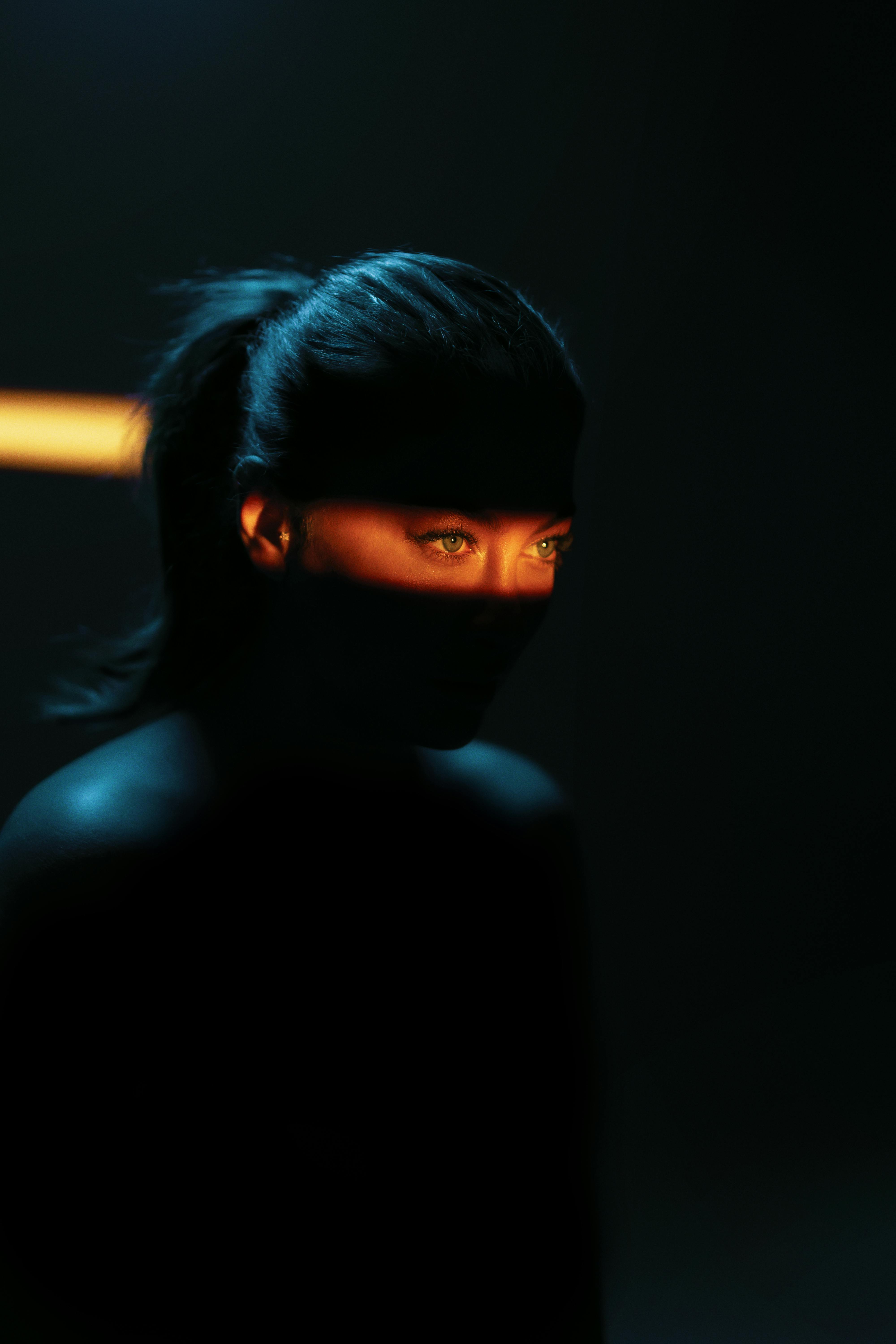 Dramatic Figure Lighting: Loni - Reference Pictures, image size:4000x6000