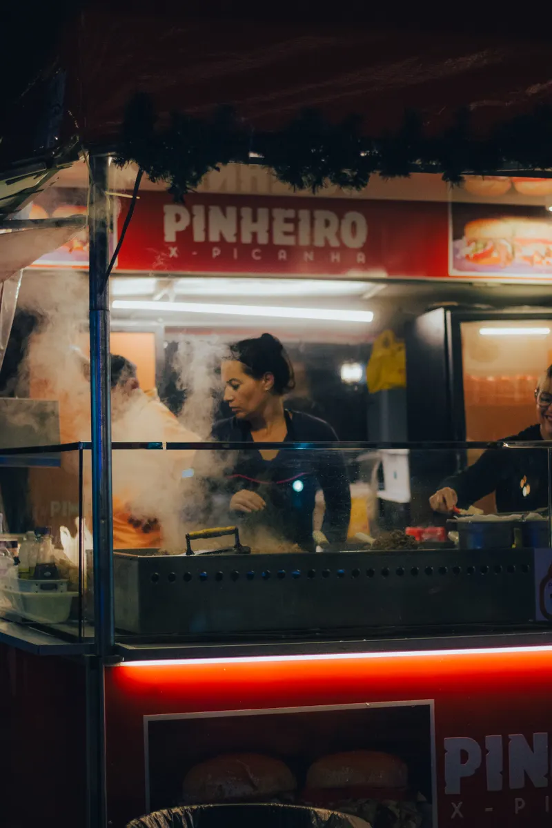 Stand de street food éclairé pendant un service nocturne