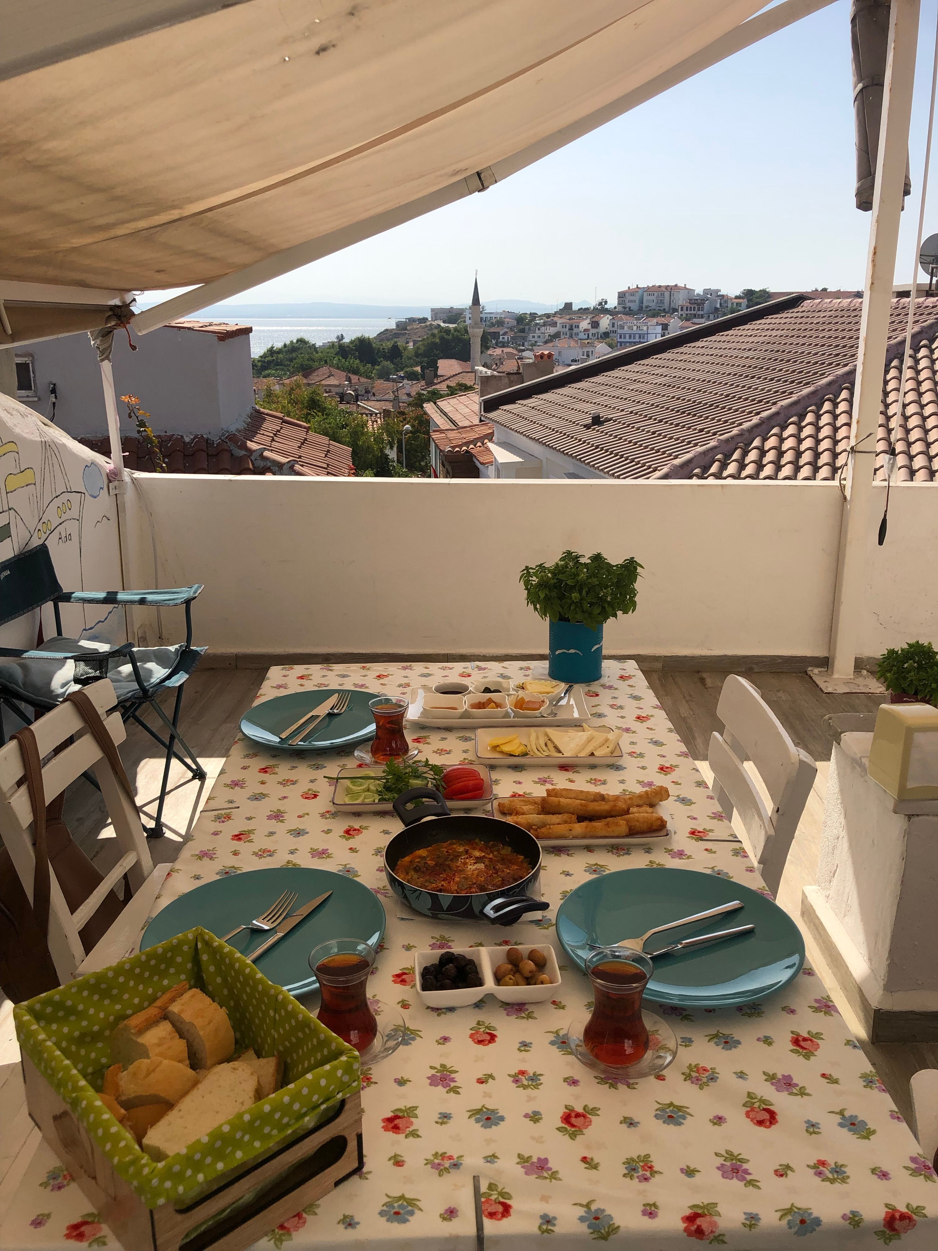 Curated visual reference: Charming Rooftop Brunch With Scenic City View Photo Inspiration
