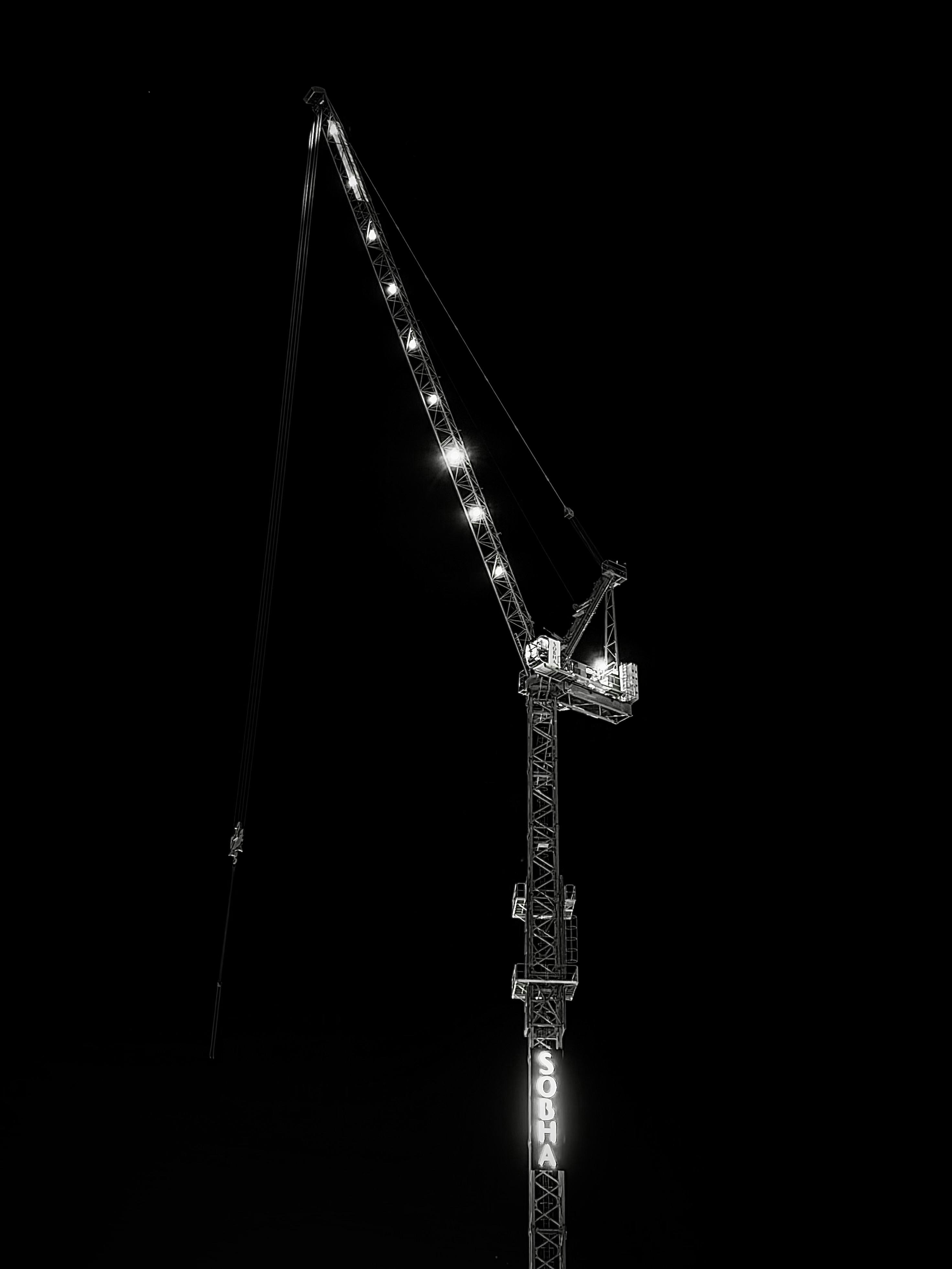 Miễn phí Một chiếc cần cẩu được chiếu sáng nổi bật trên nền trời đêm ở Dubai, UAE, thể hiện quá trình xây dựng và phát triển đô thị. Ảnh lưu trữ