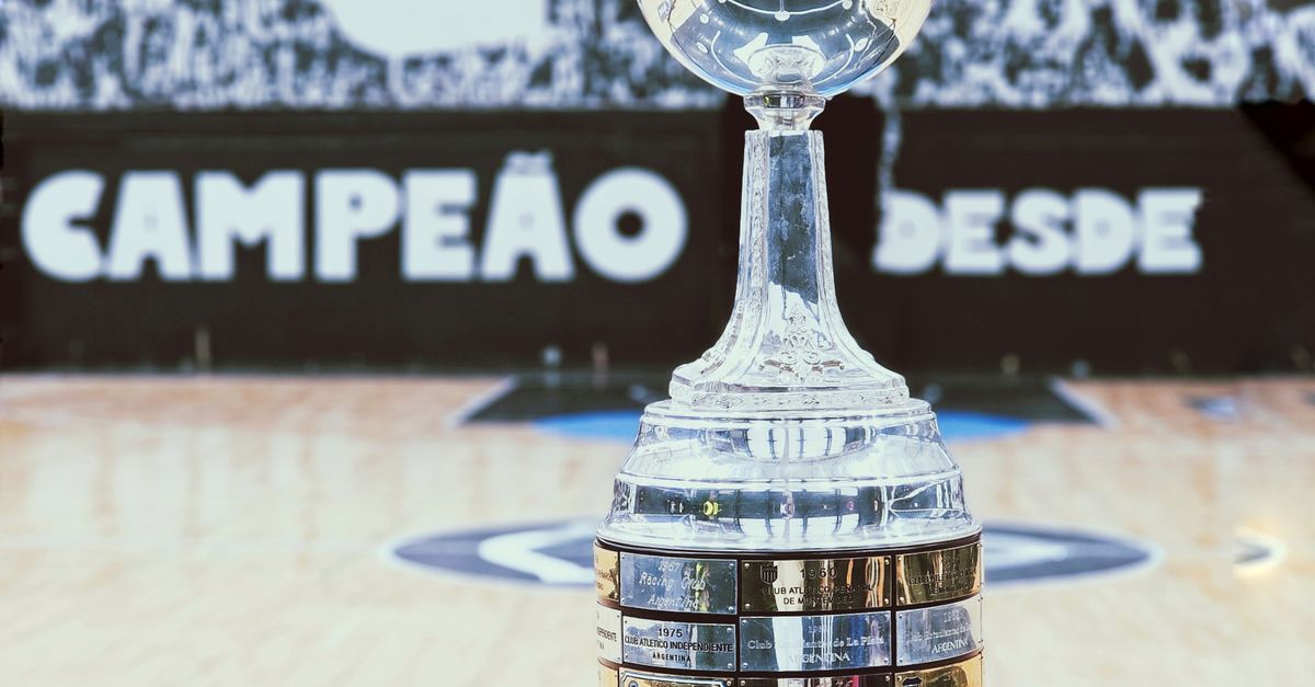 Taça sendo exibida, simbolizando a disputa acirrada na Copa do Brasil de futebol