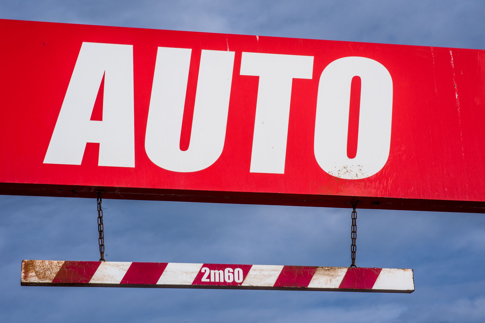 Close-up of a red auto sign indicating a height restriction of 2m60.