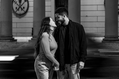 Free A romantic black and white portrait of a couple embracing in the urban streets of Buenos Aires. Stock Photo