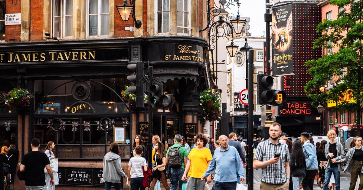 Londoners Brave the Humidity as Summer Events Defy Global Uncertainty