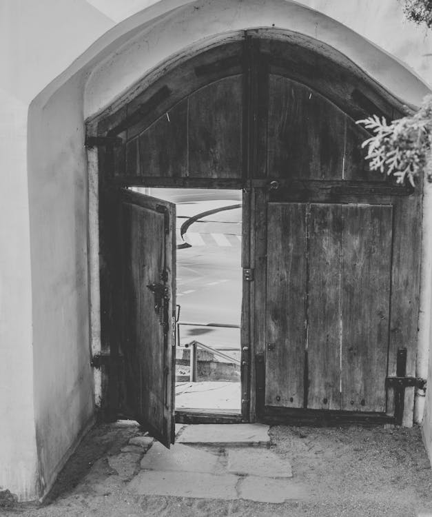 бесплатная Открытая коричневая деревянная дверь Стоковое фото