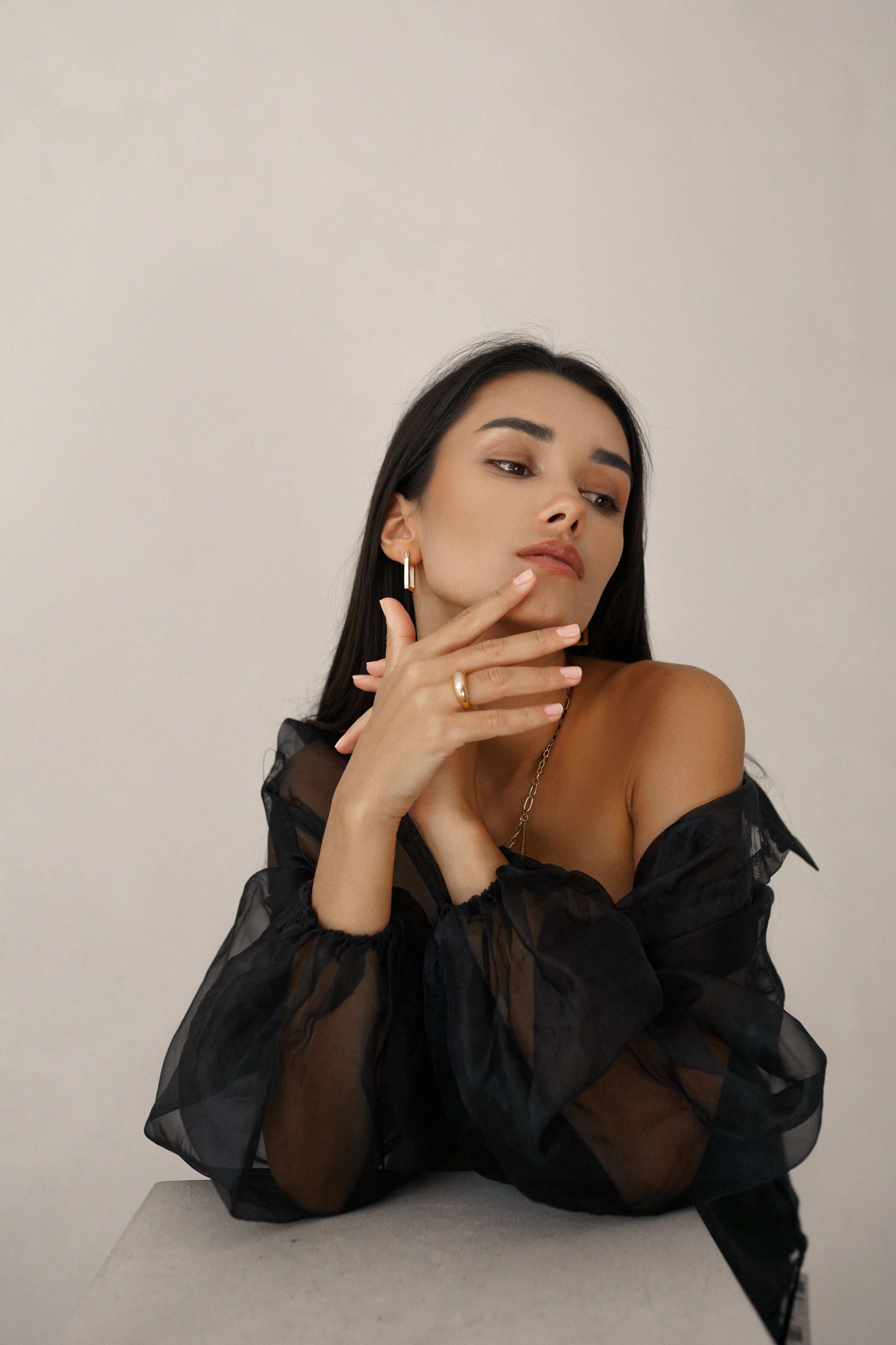 Κομψή μαύρη διάφανη εμφάνιση σε σύγχρονη fashion φωτογράφιση
