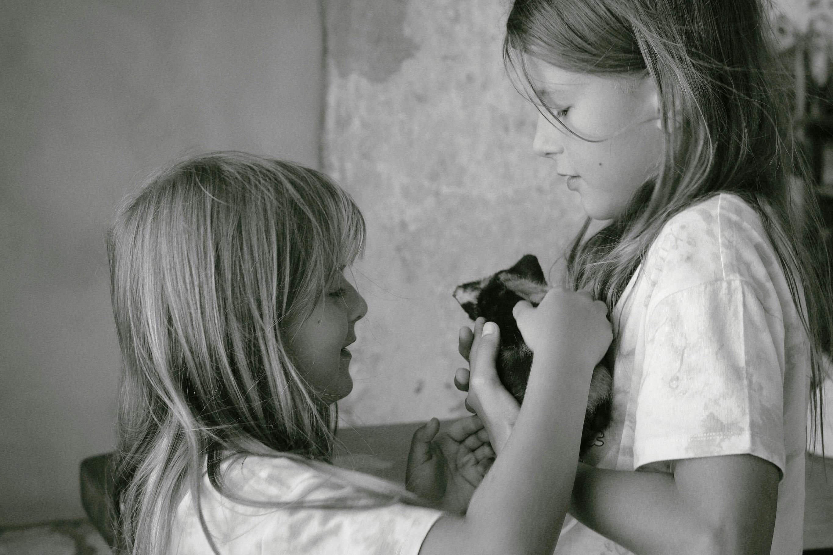 Kočka nebo pes pro rodiny s dětmi? Odborníci doporučují, co je vhodnější pro různé typy domácností.