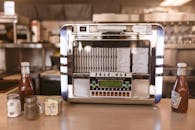 餐厅内部很舒适，木制柜台上放着一台带有调味品的老式点唱机