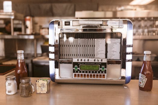 餐厅内部很舒适，木制柜台上放着一台带有调味品的老式点唱机