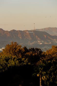 日落时分，洛杉矶山上的标志性好莱坞标志令人惊叹