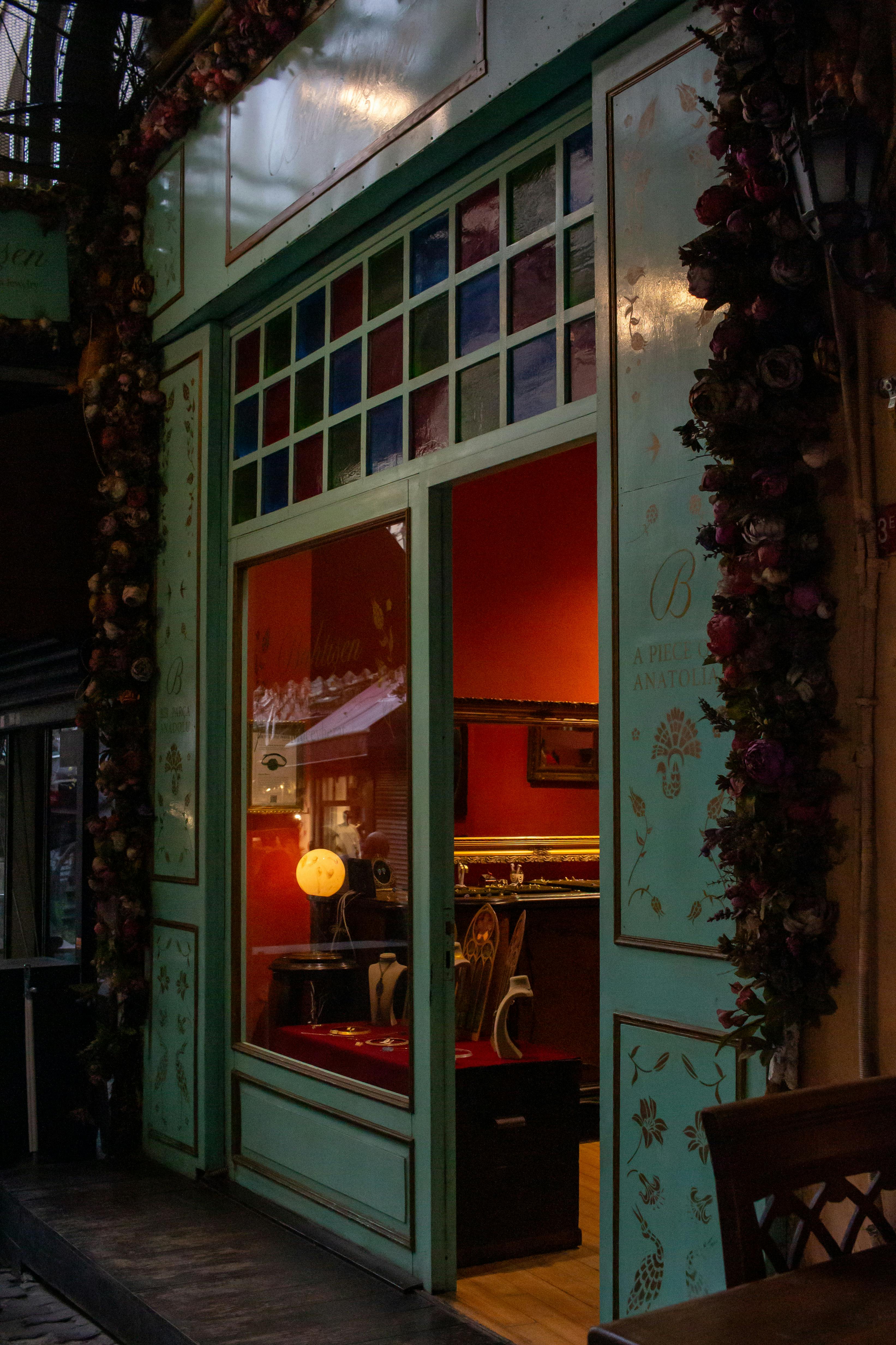 Ücretsiz İstanbul'da kültürel zarafetin sergilendiği, sıcak ışıklandırılmış bir kafe girişi. Stok Fotoğraflar
