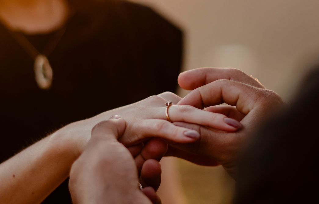 Online dating: starting a conversation on a niche platform